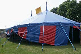 großes Zelt mit Abspannung